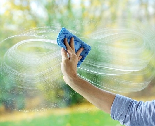 Plongez une lavette ou une éponge dans un seau d’eau chaude savonneuse, essorez-la et lavez votre fenêtre en effectuant des mouvements circulaires. Répétez ce geste afin d’éliminer la saleté tenace et n’oubliez pas de rincer régulièrement votre éponge. INT_ContentCarousel1_Window1_00011170.jpg