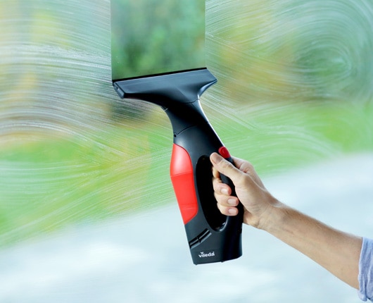 L’aspirateur pour fenêtre Windomatic élimine l’eau rapidement et efficacement : vous travaillez 2 fois plus vite en fournissant la moitié d’efforts pour un résultat impeccable. Grâce à sa tête flexible et à sa puissance d’aspiration, il aspire totalement l’eau et les taches d’eau, même dans les coins. Le Windomatic est non seulement un allié précieux pour vos fenêtres, mais il convient aussi parfaitement pour les seuils, les liquides renversés, les parois de douche et les miroirs. INT_ContentCarousel2_Window1_00011170.jpg